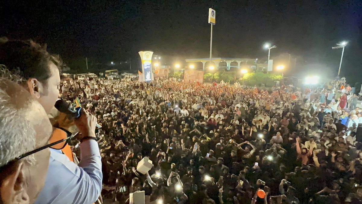 Dev_Fadnavis's tweet image. 🕣 8.30pm | 12-9-2023 📍 Beawar, Rajasthan | रा. ८.३० वा. | १२-९-२०२३ 📍 ब्यावर, राजस्थान.

🔸  भाजपा राजस्थान परिवर्तन संकल्प यात्रा अभियान के क्रम में आज ब्यावर विधानसभा क्षेत्र में आयोजित भव्य रोड शो में शामिल हुआ एवं भारी संख्या में उपस्थित लोगों को संबोधित किया। इस रोड शो…