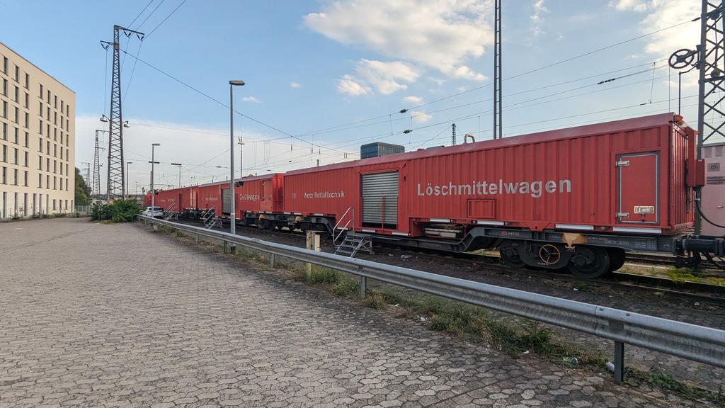 PatKloe's tweet photo. Besichtigung des Rettungszugs in Mannheim. Gefahren wird er u.a. von Zugführern der DB Cargo. Erwarte, bei der Kombi Feuerwehr+Zug jeden Moment @lokfuehrer_tim zu sehen... 😉 https://t.co/JJyXh5qvSp