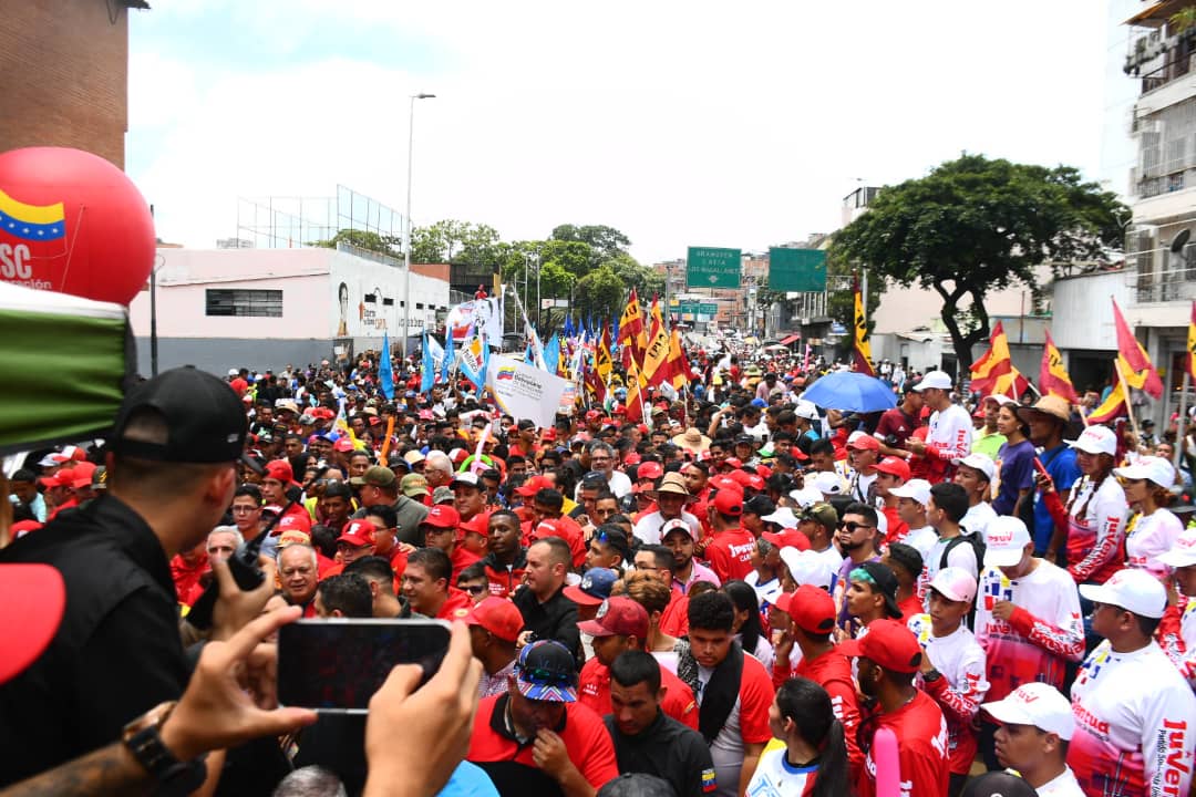 PartidoPSUV's tweet photo. ¡Juventud movilizada por toda la avenida Sucre! 

Así se ve la marcha de la Juventud del PSUV a 15 años de su fundación. 

@NicolasMaduro 
@dcabellor 
#15AñosJPSUV https://t.co/l8QAFgYiI6