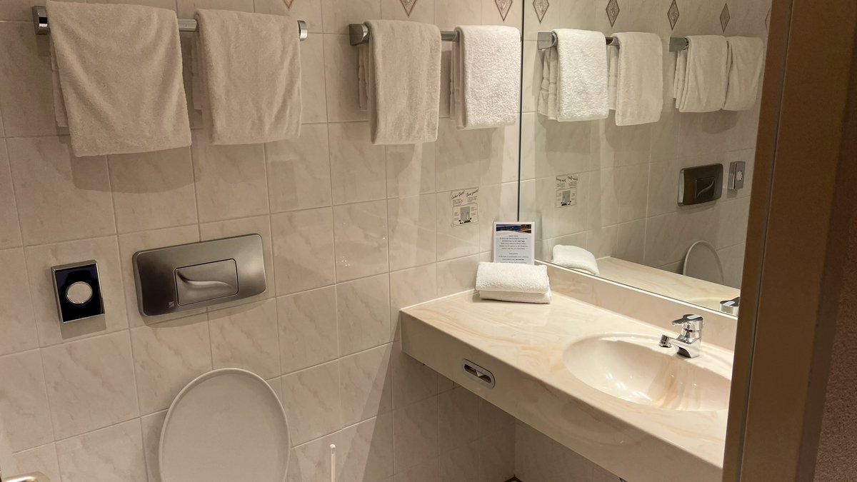 Kuschelfuchs's tweet photo. Just checked into our room at the Ringberghotel, where we will reside for EAST. No A/C, no ethernet port and inly three slow elevators. It’s quite a shock being blown way back into the past right after this year’s absolutely glorious EF. https://t.co/IfXtdQkylr