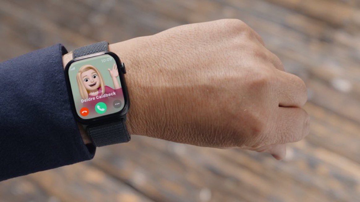 Avec la nouvelle Apple Watch, interagissez simplement en faisant un geste de vos doigts, même si l'autre main est prise. #AppleEvent.