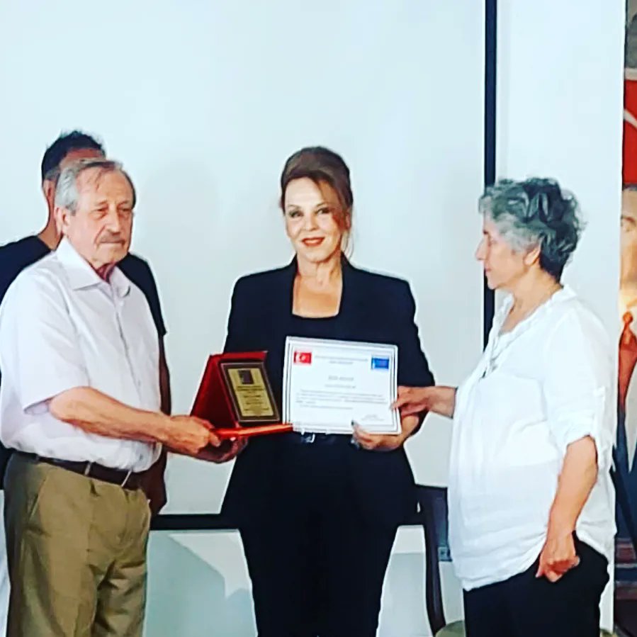 KURULUŞUNUN 1. YILINDA KIZIL ELMA KÜLTÜR SANAT EDEBİYAT KADIN ÇOCUK GE.NÇLİK EĞİTİM DERNEĞİ TARAFINDAN TÜRK DÜNYASI KÜLTÜR ELÇİSİ ÖDÜLÜNE LAYIK GÖRÜLDÜM. BAŞKAN YASEMİN MEYDAN HANIMA, YÖNETİM KURULUNA, ÖDÜLÜMÜ TAKDİM EDEN HAYRETTİN İVGİN HOCAMA TEŞEKKÜRLER