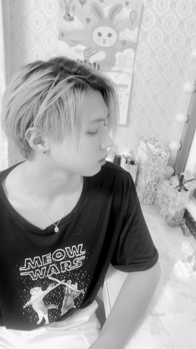LuLu_lost_'s tweet photo. この1年で僕もなかなか変わりましたね。主に髪色が https://t.co/sqVyKshOnC