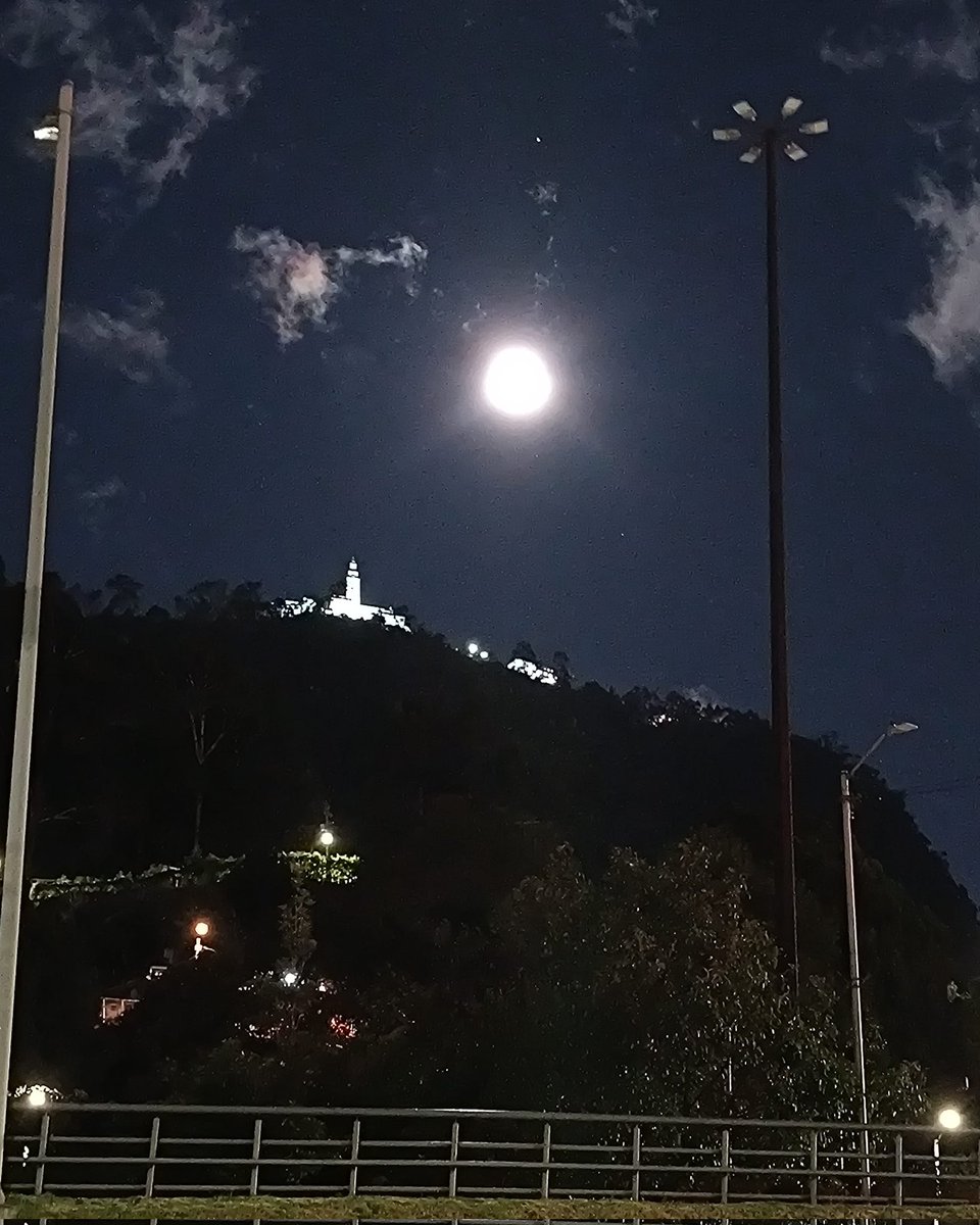giovarengifo's tweet photo. Mi bella #Bogotá https://t.co/I5Ps94StNv