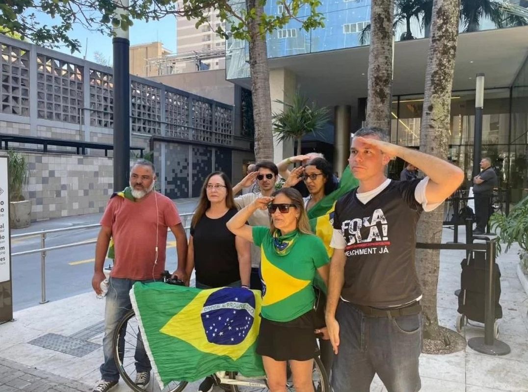lazarorosa25's tweet photo. Seis gados pingados prestando continência na frente do hospital que bolsonaro se internou após divulgação da delação de Mauro Cid 🤣 https://t.co/E7OR97dAb5