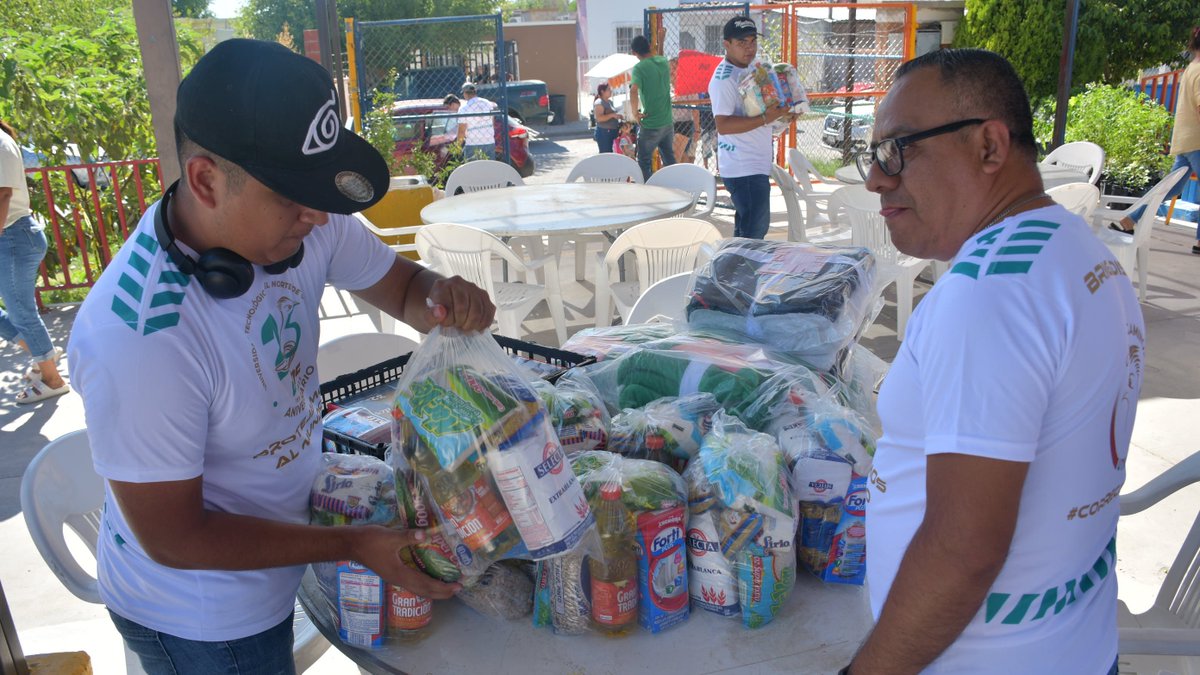 UTnortecoahuila's tweet photo. Participamos en el evento “Rassini Contigo” donde ayudamos a reforestar el Jardín de Niños “5 de mayo”, la Primaria Coahuila y la Secundaria Oliverio Martínez ofreciéndoles espacios limpios y áreas verdes para mejorar el aprendizaje de niños y jóvenes. #25AniversarioUTNC https://t.co/fU93rkKgsC