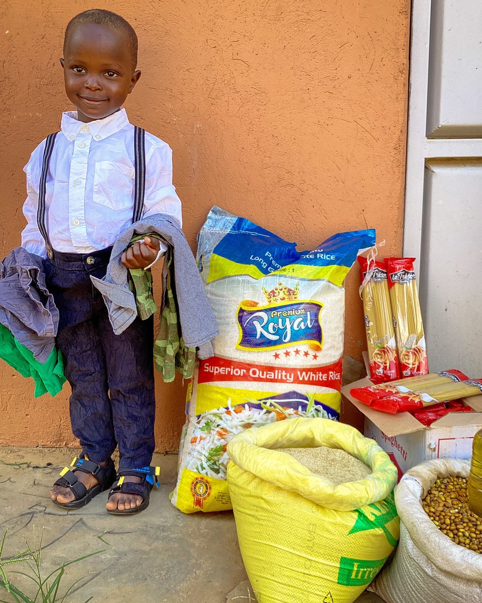 zozu_project's tweet photo. Brace yourselves for the ultimate happiness explosion! 😄🎉 Mayiga Naswibu's face lit up like a thousand fireflies as he laid eyes on his precious food basket from his super-awesome sponsor!🥳 #Sponsorship #Sponsorlove #newclothes https://t.co/4VqO7QXXGs
