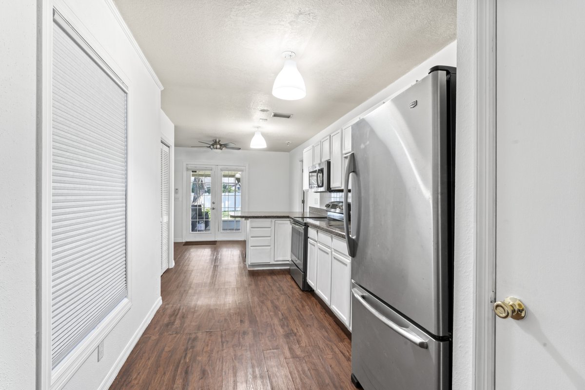 hommati163's tweet photo. 🏠 Looking for the perfect blend of location and lifestyle? This 2-bed, 2-bath gem in Ballast Point is it! Spacious backyard included. Move in now or let your architectural creativity flow. Priced at $405,000. #TampaRealEstate #SouthTampa #DreamHome https://t.co/UVt7RZjXIA
