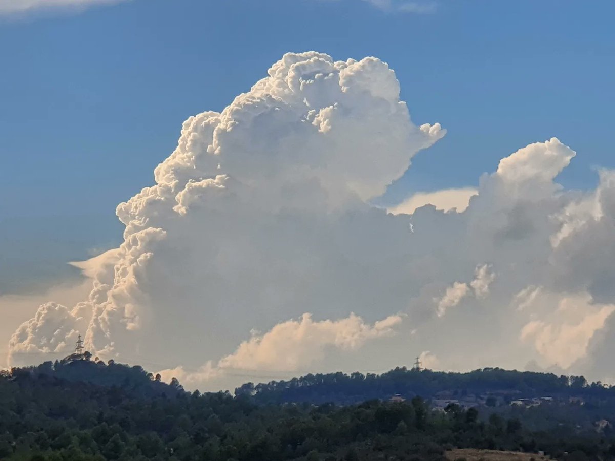 meteoecovisual's tweet photo. Algunos #cumulos #congestus y #cumulonimbus #calvus esta tarde de martes desde #santboi
#santboidellobregat
#BaixLlobregat
#meteofoto
#fotometeo
#lluvia #nubes
#cielos #cielo
#tormenta #tormentas
#cazatormentas
#stormchaser
#stormchasers
#meteorología
#observadormeteorologico https://t.co/lNetaZ5ZHg