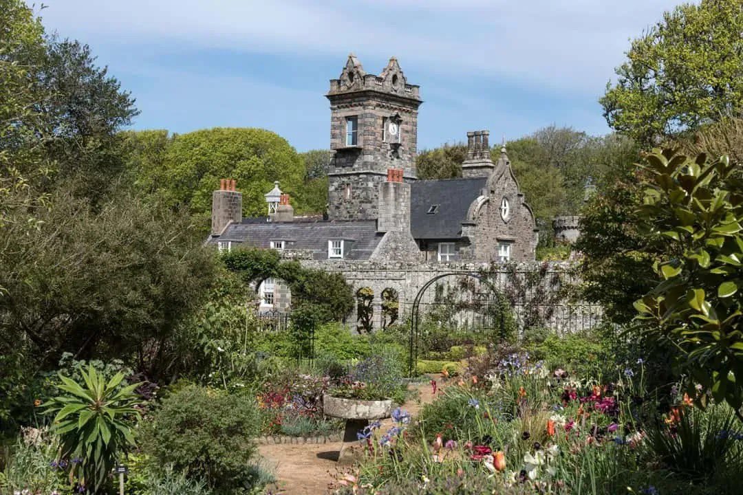 freecitiesfound's tweet photo. Read here: https://t.co/3k9SIbc4Ow

Nestled between England and France lies the enchanting, self-governing island of Sark - a destination truly unlike any other.

While the era of pirates has long faded into history, Sark proudly boasts its 500-person population, lush green landscapes - and its own UN country code.

Special jurisdictions are not bound by the conventional constraints of vast landmass or large populations.

Delve into this intriguing story to discover the challenges Sark has been facing and the vision it holds for the future.

Consider this your forewarning: Sark's iconic prison remains functional. If you cause trouble on Sark, a constable will come after you, and the island’s judge will hear your case. Get a glimpse of its spartan equipment in the last photo.