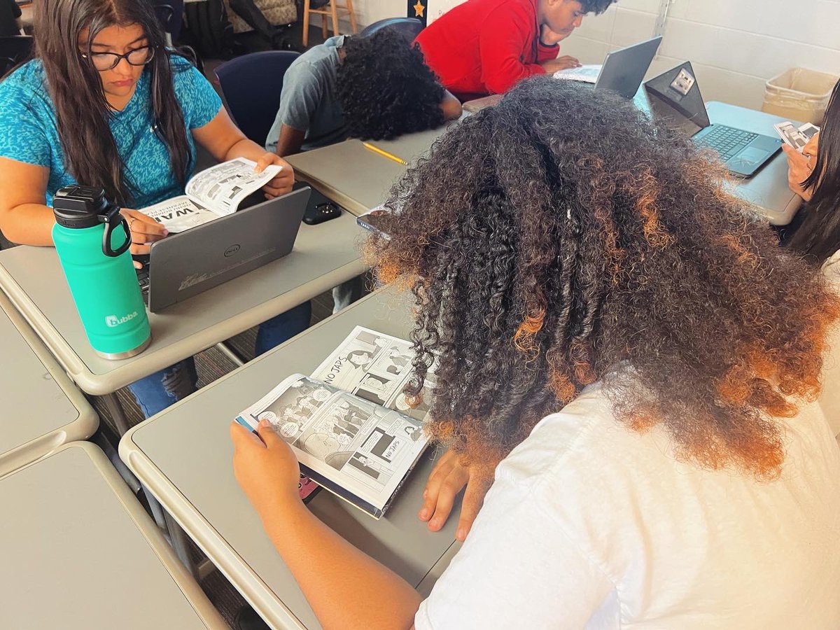 First day of our graphic novel unit, and look at these focused READERS 🤩