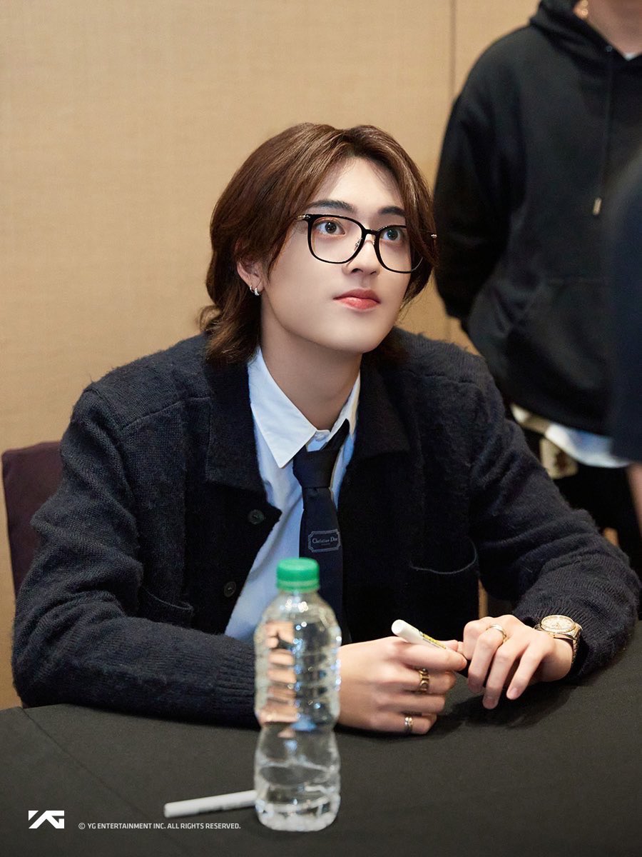 ramede_c's tweet photo. เด็กคนนึงที่ขนาดเจอฟคที่เป็นเมนตัวเองตรงหน้า แต่ก็ยังบอกว่า "ผมคือเมนคุณหรอ ขอบคุณนะครับ แต่พวกเรามีเมมเบอร์ 10 คน คุณจะมองแค่ผมหรอ?! เทรเชอร์ทุกคนก็หล่อนะครับ ช่วยมองคนอื่นๆด้วยนะครับ ยังไงก็ซัพพอร์ตพวกเราทั้งหมดด้วยนะครับ 🤎🤎 เด็กที่คอยแต่จะมอบความรักให้ทุกคนรอบข้างแบบนี้ แกไม่รักเค้าหน่อยเหรอ ลองรักเค้าดูก่อนมั้ย
#HARUTO #하루토 #ハルト #温斗 @treasuremembers