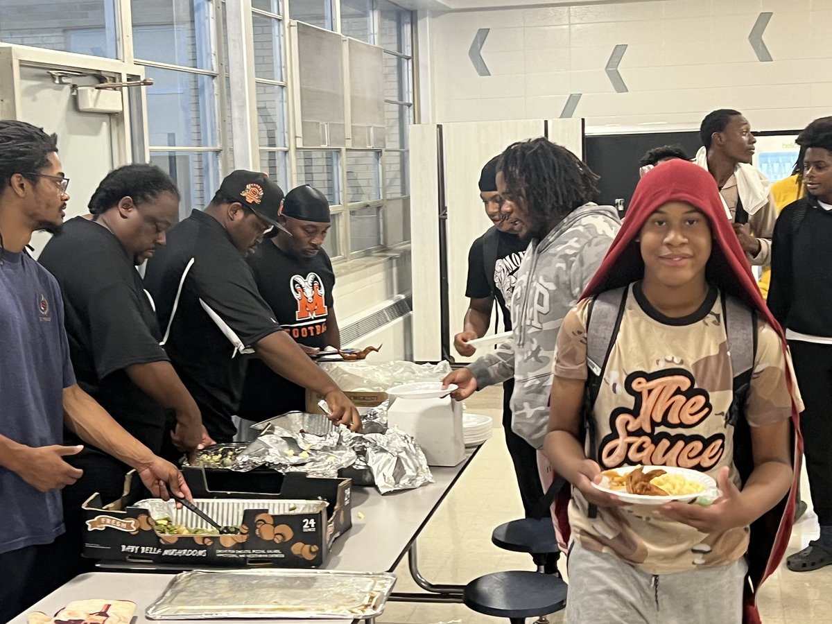 The House of Dreamers were pleased to lend a hand to the Manual Rams High School football team!🏈🔸

President Ke’Shawn Hess arranged team dinner for the Rams and helped pass out the food to the team.

Good job to the freshman team on a great win against Danville that night!👏🏾
