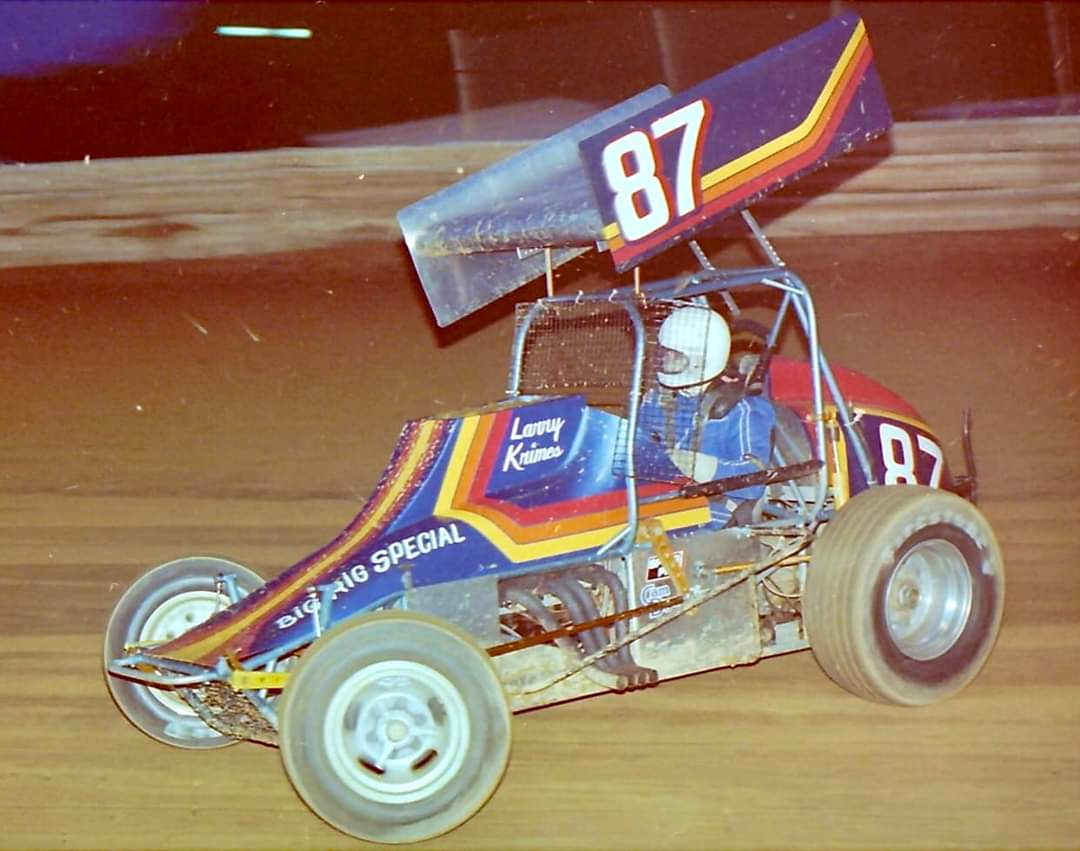 hosehead33's tweet photo. Today's Photo of the Day features Larry Krimes in action @lincolnspeedway during the 1981 season.

📸 Barry Skelly 

All the News that's Fit to Sprint. https://t.co/zmaOUYighY 🏁 https://t.co/W83iCc9iFA