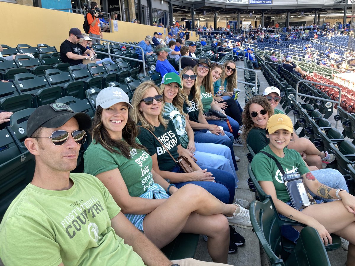 SJOPeterson's tweet photo. Going green for the @OMAStormChasers! #InsideFNBO https://t.co/TQdGBolk9c