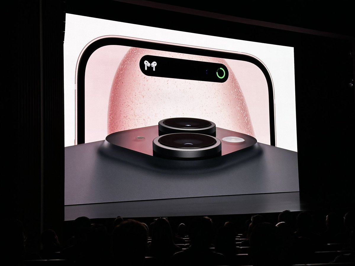 MKBHD's tweet photo. Next up: iPhone 15 (with dynamic island) https://t.co/nnFPAb32ie