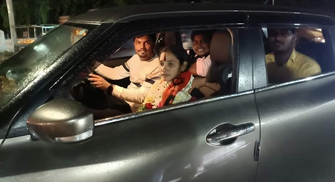 విద్యార్థుల విజయం..!

శ్రీనిధి యూనివర్సిటీ అక్రమంగా బనాయించిన కేసులో జైల్ నుండి విడుదల అయిన ABVP రాష్ట్ర కార్యదర్శి కుమారి <a href="/Jhansi_IN/">Jhansi Nationalist🇮🇳</a> కి, ఘన స్వాగతం పలికిన <a href="/ABVPVoice/">ABVP</a> బృందం.