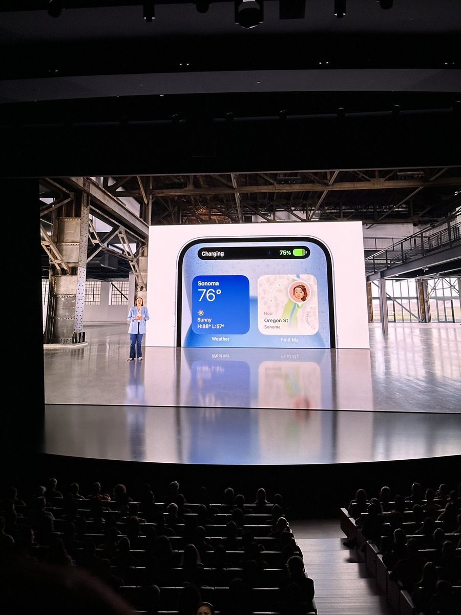 UrAvgConsumer's tweet photo. Dynamic island coming to the iPhone 15! #AppleEvent https://t.co/LaftVI4Jwi