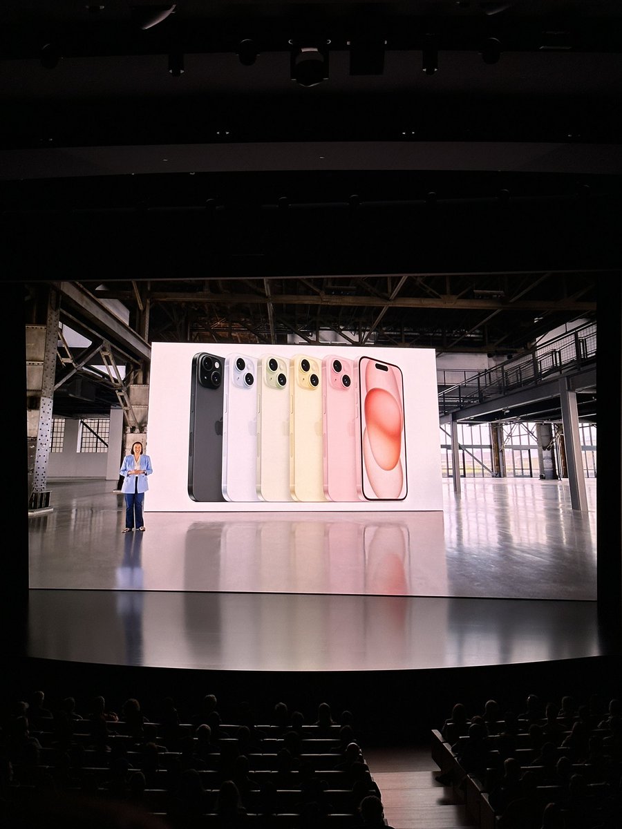 UrAvgConsumer's tweet photo. Dynamic island coming to the iPhone 15! #AppleEvent https://t.co/LaftVI4Jwi