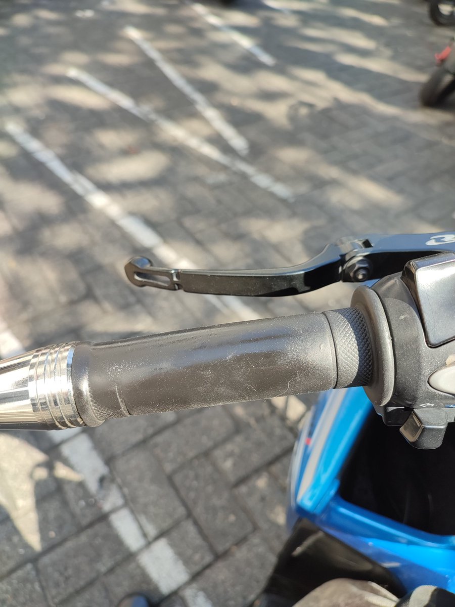 pabooll's tweet photo. yak sip foto ini diambil jam 1 siang tadi, handgrip motor gue meleleh... https://t.co/rZKFjtUQBe