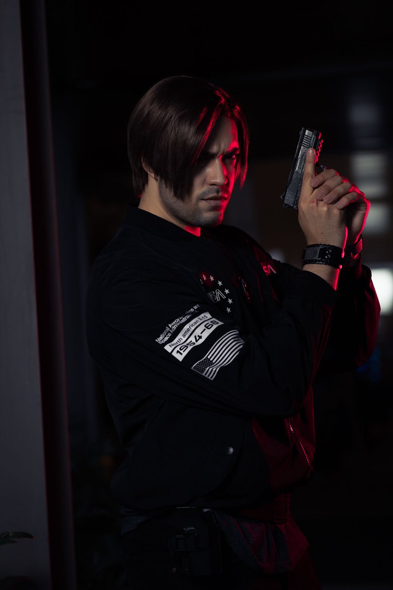 Ballestero_Dan's tweet photo. #LeonKennedy 
📸 By @NotiGeekCR 
I wanted to make a combination of my favorite Leon's face/hair model from #RE6 and #REDamnation along with a comfy outfit based on the alternative clothes seen in #RE4remake https://t.co/0HWcMwzGMk