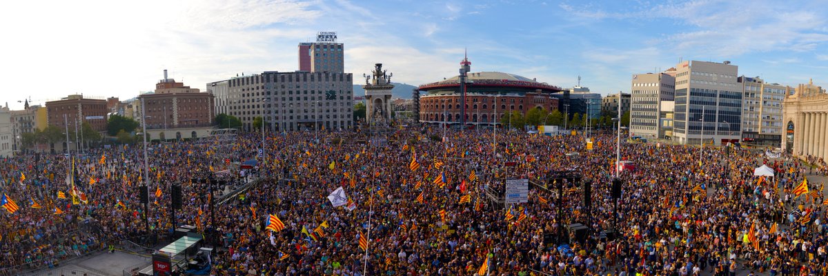 johnkolo's tweet photo. Hi ha qui vol minimitzar el poder de convocatòria de les entitats sobiranistes. Ahir, la plaça 1er d'Octubre i els carrers dels voltants, eren plens a vessar. Centenars de milers de persones es van aplegar per demanar el mandat de l'1O. @assemblea #Diada2023 https://t.co/nDPZtdcYY1
