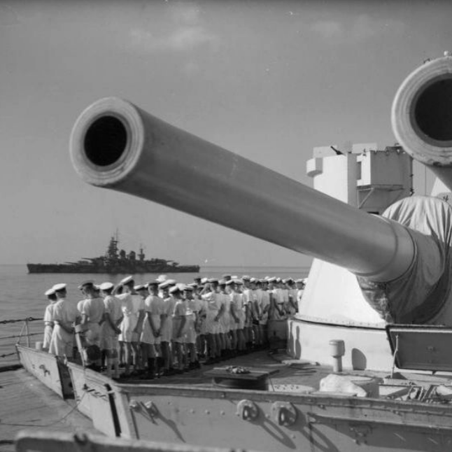 TAmarcord's tweet photo. #WW2, #English #sailors aboard the "#HMSWarspite" closely observe the #Italian #battleship "#Italia" as it sails towards #Malta to hand itself over to the #Allies as required by the #Armistice.

Details: https://t.co/Vst1KHjuOq

#regiamarina #armistizio #corazzata #navy #warship https://t.co/9dR44z7UZm