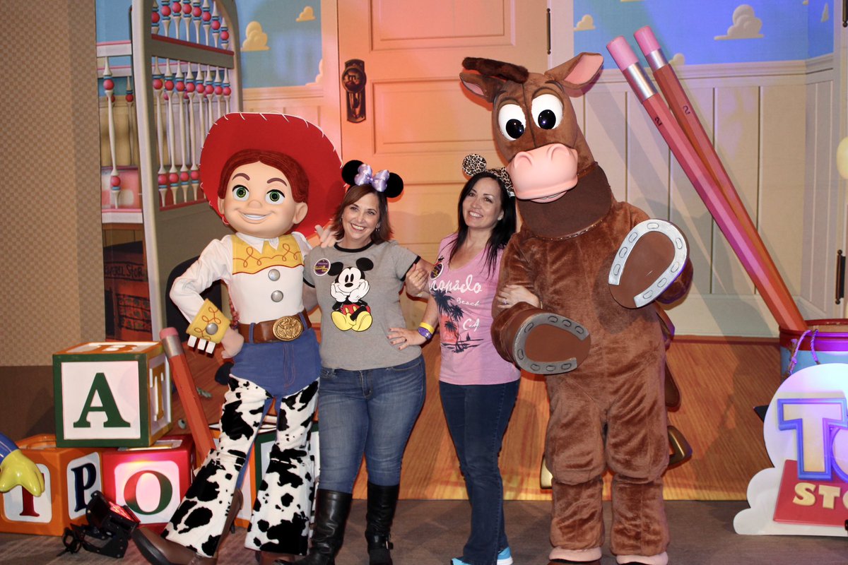 We’re looking to gather some information for the next Homecoming Event and we need your help! Visit DisneyAlumni.com and check out the pinned post to take a brief survey. It only takes a few minutes and your feedback is very important to us. #DisneyAlumni