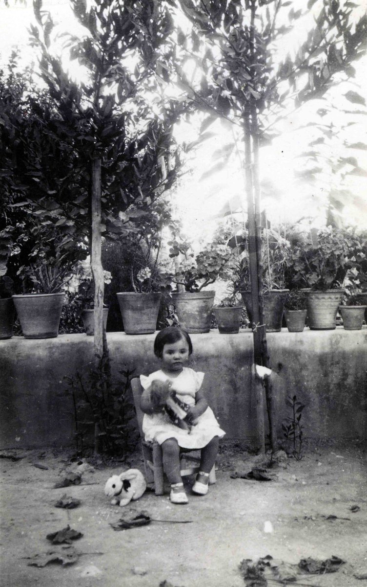HSVicente's tweet photo. Descanse en paz, Vicenta Fernández-Montesinos García.
9 de diciembre de 1930 - 12 de septiembre de 2023

Tica en el jardín, 1932.
Fotografía realizada por Francisco García Lorca.
Archivo Fundación Federico García Lorca. Centro Federico García Lorca https://t.co/KEvwJTI7L2