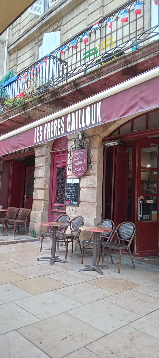 helenpjones83's tweet photo. Delicious lunch in the square overlooking Porte Cailhau with my favourite person @StevieSee1975 today. Lovely friendly staff and amazing local food 🇫🇷

#Bordeaux #LunchForTwo #LazyTuesday https://t.co/flDF6XMCi1
