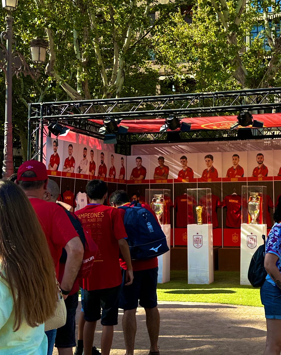 Granada. Hoy juega la Selección. La <a href="/rfef/">RFEF</a> organiza actividades y una exposición de los últimos trofeos, incluida la copa del Mundial 2010. Solo fotos de ellos.

¿Cómo es posible que no haya ni una mención a las campeonas, siendo realmente el último Mundial ganado? 

Indignante.