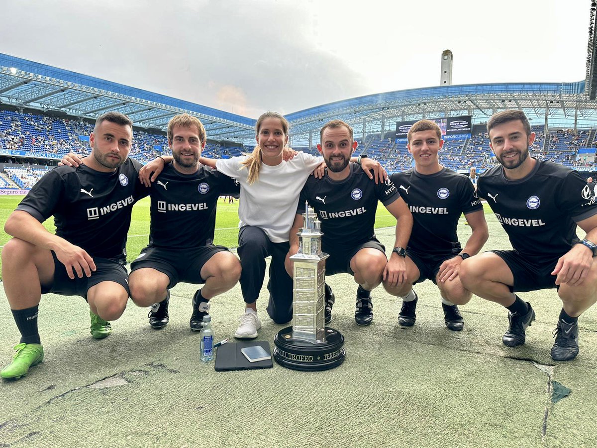 Eduloscos's tweet photo. Eskerrik Asko eta Goazen Gloriosas y Glorioso!⚪️🔵🦊 https://t.co/YhT3V0omvb