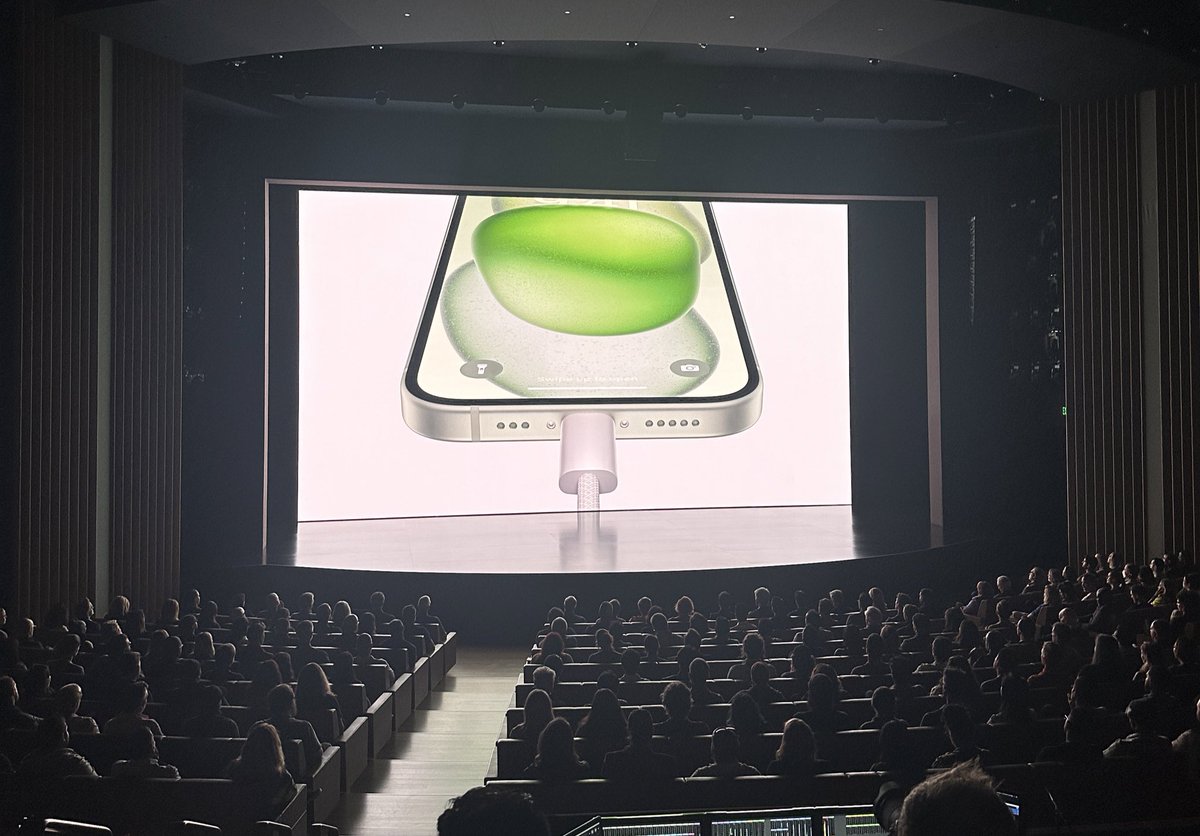 JoannaStern's tweet photo. And there we go! USB C on the iPhone 15. Welcome to the future. https://t.co/Tf4jMYxKMB