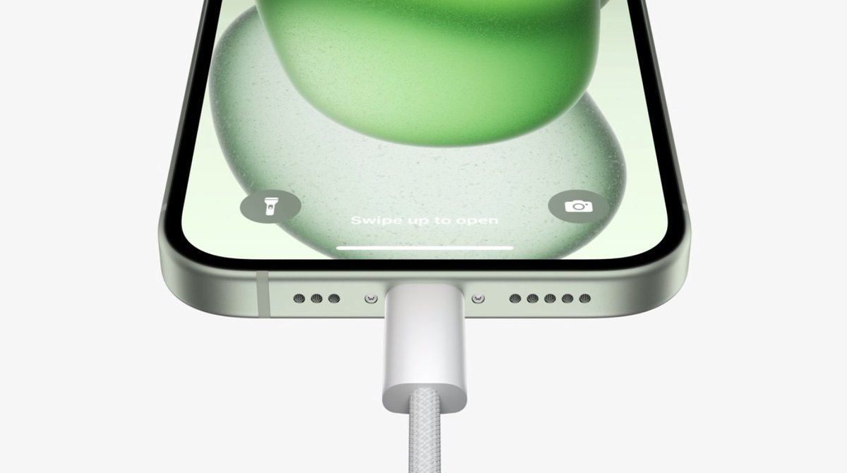 TechCrunch's tweet photo. Breaking: The iPhone 15 will officially support USB-C, ending the Lightning cable’s 11-year-run with new iPhones. #AppleEvent https://t.co/CE0sDuTc3Y