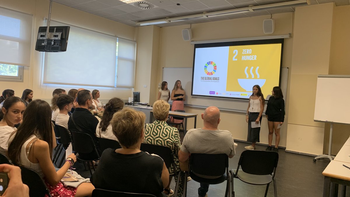 NitzaMedina's tweet photo. 🎉 El Gran Día: ¡Llegó el momento que todas esperábamos! Las chicas presentaron sus proyectos, reflejando todo lo aprendido en #BITaminadas. Fue emocionante ver cómo difundieron su mensaje de inclusión y resaltaron la importancia de los ODS #Agenda2030 en el mundo STEM. (3/4) https://t.co/frJ3yDlnA7