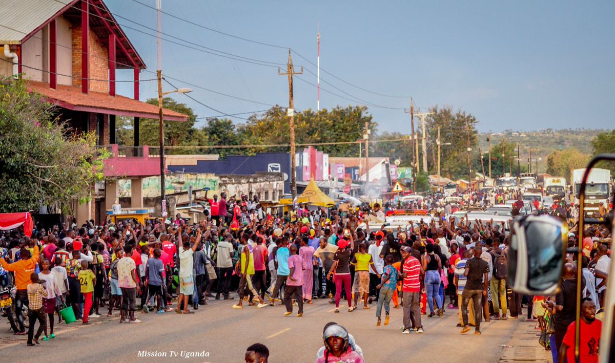 HEBobiwine's tweet photo. Thank you Pakwach for the warm welcome on our way to Arua 👊 #NUPCountryWideTour https://t.co/GW1LezQwxj