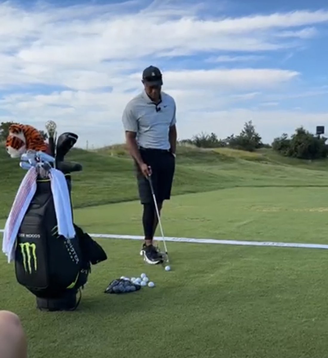 🚨HAPPENING NOW: Tiger Woods is on the range at Liberty National. Monitoring for further updates 🐅 (via <a href="/EastsideGolf/">Eastside Golf</a>)
