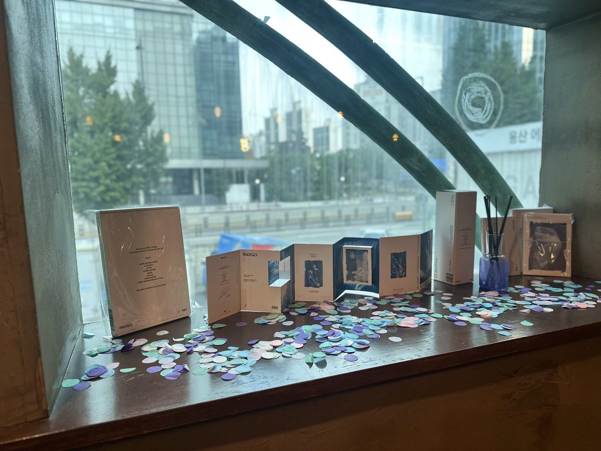 7bts9309's tweet photo. @sweet_agong @SeoulEspresso 
#남준생카투어
덕메들과 나는 처음가본 #시애틀에스레소
오호호 입구벽에 남준💜옥상남준💜
남준이가 꼭봤음 좋겠다요~
#Love_RM_day 
#IM_RM https://t.co/0sOdcWatAN