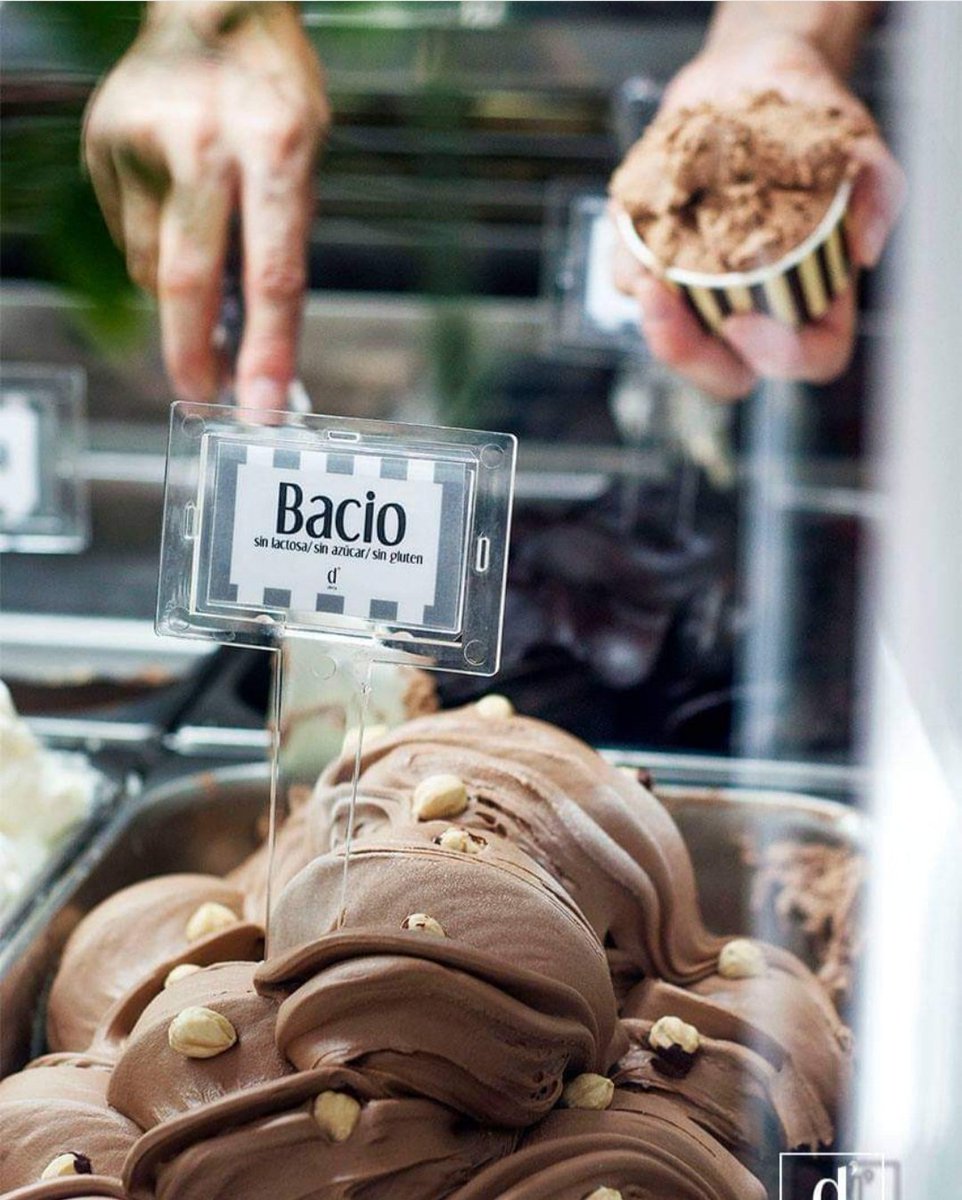dplocia4_'s tweet photo. Aquí tenéis nuestro maravilloso helado de Bacio🍫
Consiste en un helado con base de avellana y  chocolate sin azúcar,sin lactosa y sin gluten, apto para todos nuestros clientes.
¡Os esperamos en la calle Plocia 4! https://t.co/PTXQ8UkRH0