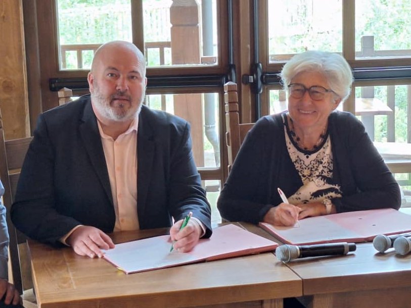 👏 Ce matin, @LepineChris, président du @CEN_HDF, et @M_Louradour, Directrice générale de #CDCBiodiversité ont signé une convention de partenariat, dans l'enceinte du @ParcAsterix. @RenaudGarbe @RESEAU_CEN