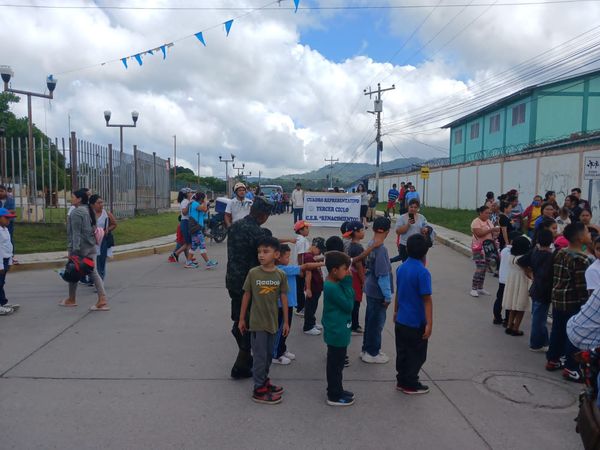 FFAAHN's tweet image. Con ejercicios de Orden Cerrado #EDOC el 1er. Batallón de Ingenieros prepara estudiantes de institutos que rendirán honor a la patria este 15 de septiembre.Escuela Estados Unidos, Escuela Sagrado Corazón, Escuela Renacimiento, InsPrivado El Carmen y CEB Ernestina Flores