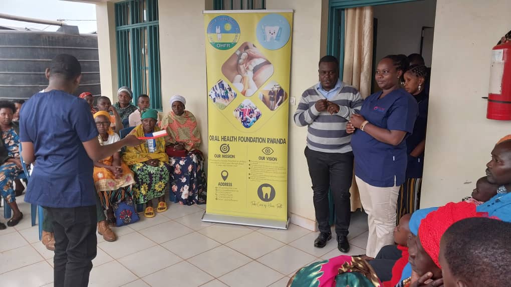 RemeraRukomaH's tweet photo. #KuvuraAmenyo bisigaje umunsi umwe, niba utaragera ku bitaro bya @RemeraRukomaH ngo bagufashe, ejo inkoko niyo ngoma uzasanga abaganga b'inzobere mu #Gusuzuma no #KuvuraAmenyo n'indwara zo mu kanwa.#inseko @DrJaribu @RBCRwanda @OralRwanda @RwandaHealth @SamuelSafari8 @rdsarwanda https://t.co/oDBLOOL8ki