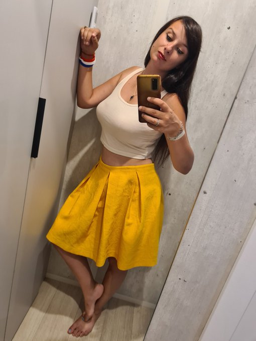 Tenue du jour bonjour ! https://t.co/g1DkXgFaWf<a href="/tag/r%C3%A9veillon"class="tags"><span>#r&eacute;veillon</span></a><a href="/tag/aurevoir2023"class="tags"><span>#aurevoir2023</span></a><a href="/tag/ciao2023"class="tags"><span>#ciao2023</span></a>