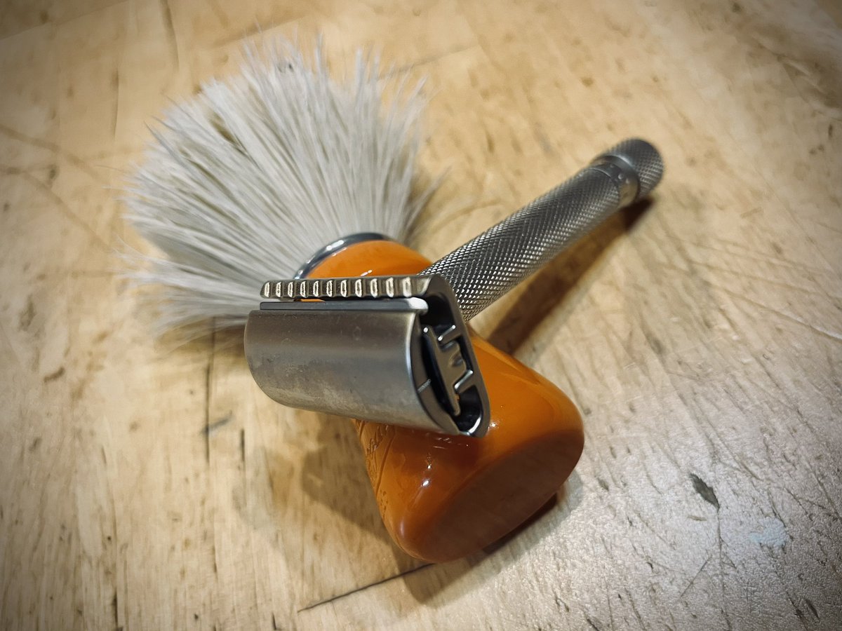 Parker Variant
今日は刃が斜めになってないか確認しつつ
順剃り横剃りを4、逆剃りを3
セミアグレッシブ帯でとても良い
4あたりだと刃が暴れるかと思ったが問題ないようです
刃のアライメントさえ気をつければとても良いホルダですね

#wetshaving
#sotd
#両刃カミソリ