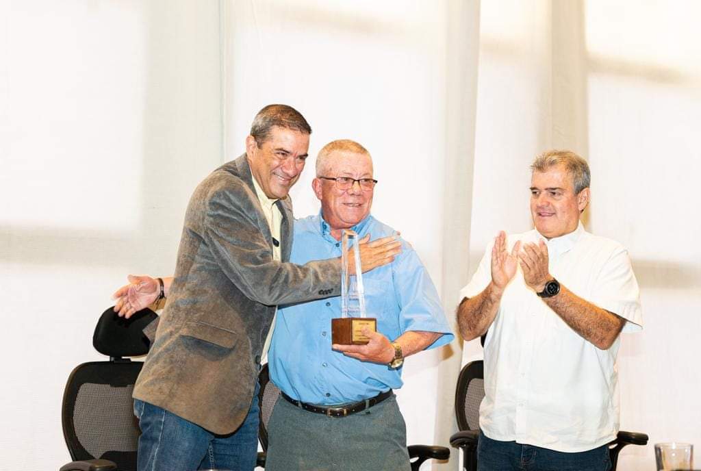 #OrgulloLAF

El 9 de septiembre el señor Gustavo Ochoa Galeano, fundador del club Ochoa F.C., recibió homenaje en el <a href="/ConcejoMedellin/">Concejo de Medellín</a> con la entrega de la orden al mérito Don Juan del Corral 'Grado Oro' ¡Merecido reconocimiento 'profe'! 🎖️👏