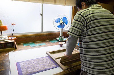 Hariko_Paper's tweet photo. There is this wonderful thing with crafts and time that allows a mixing of different skills to create new items. 
The stencil-dyed #washi papers of the Asai family are one of them. The stencil-dye industry of Kyoto, in time, slide from fabrics to washi. https://t.co/2H18ai0L30