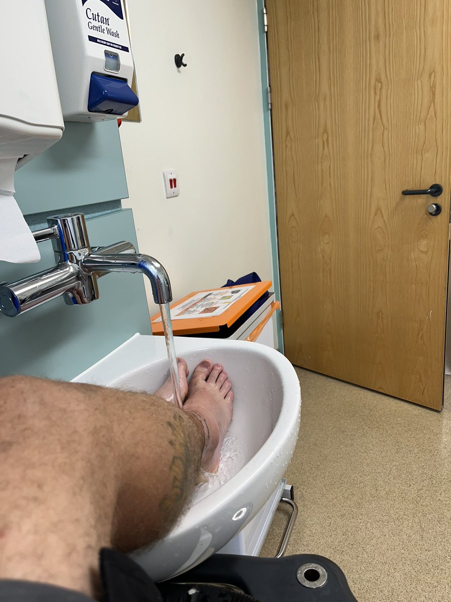 Louis_1104's tweet photo. Just sat at Gosport War Memorial with my feet in the doctors sink. You? https://t.co/MGxmJWMbfk