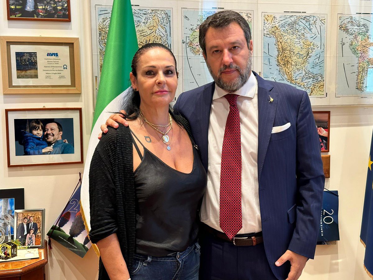 matteosalvinimi's tweet photo. Questa mattina al ministero ho incontrato con affetto Daniela Di Maggio, mamma del musicista Giovanbattista Cutolo, ucciso a Napoli da un 16enne in seguito ad una lite per un parcheggio.

Nonostante la scomparsa incolmabile di suo figlio, la voglia di andare avanti di Daniela mi ha sinceramente commosso.

Le ho confermato la piena vicinanza delle istituzioni e la determinazione affinché simili episodi non si ripetano: il nostro impegno per portare avanti investimenti sulla prevenzione - a partire dall’educazione civica nelle scuole -, per leggi chiare e severe, per la certezza della pena è e sarà totale.
Chi sbaglia non può e non dovrà rimanere impunito.