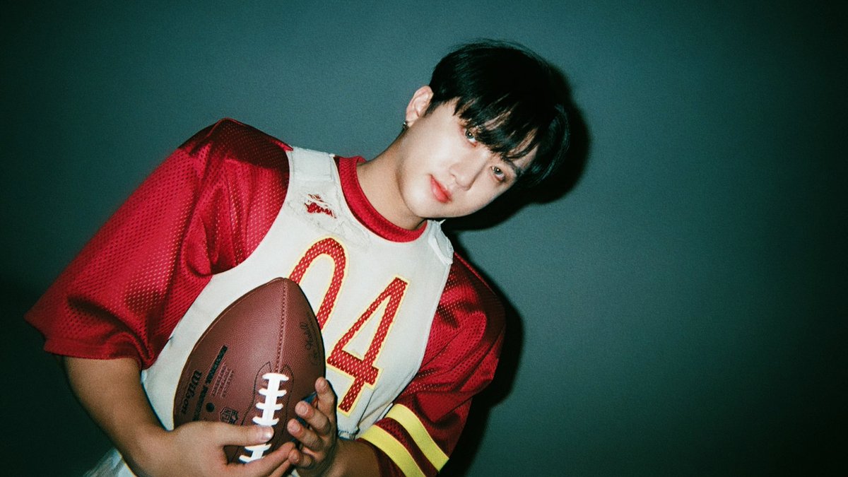 dwekkiparaense's tweet photo. FOOTBALL PLAYER — binchan au 

onde changbin, o mais cobiçado jogador de futebol americano, começa a ter sentimentos estranhos pelo melhor amigo

ou

onde chan, o mais desejado entre as garotas e procurado por olheiros, está com o coração e a carreira nas mãos do baixinho do time https://t.co/hKfaaSfcus