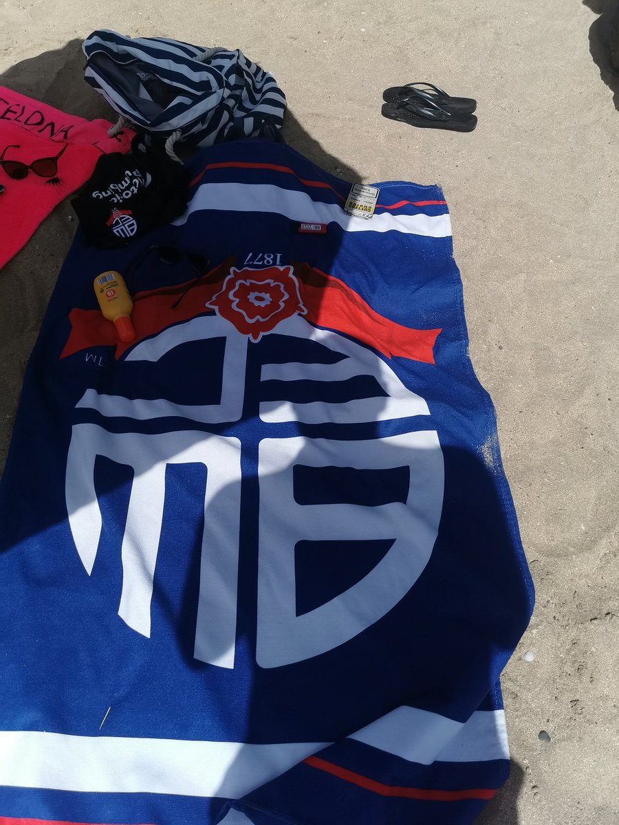 Flying the colours in playa Blanca, already bumped into 2 fans. Hope we can meet up for Saturdays game find a bar playing it and sink a few🍻
